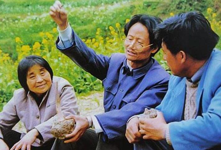 1998年，大学教授何家庆来到深山调研。由于过于饥饿，于是就向村民讨吃的。不料，