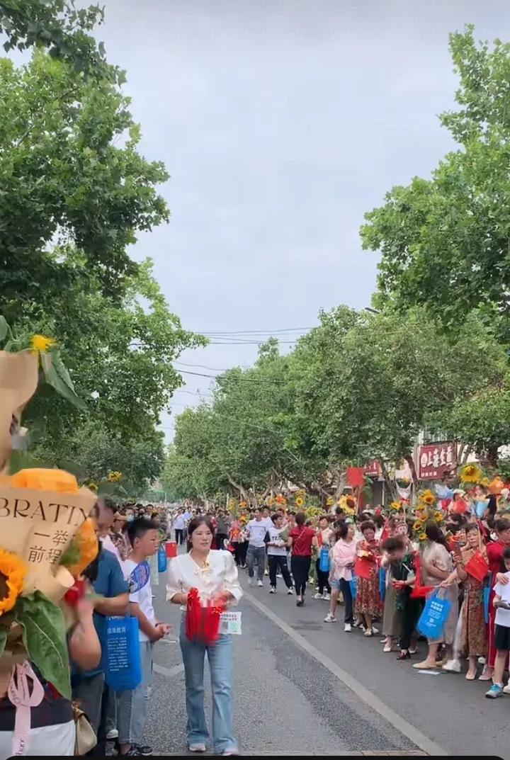 6月7日，高考来了！让我们把镜头拉向山东枣庄一中西校区门口。上午7点30分时，这