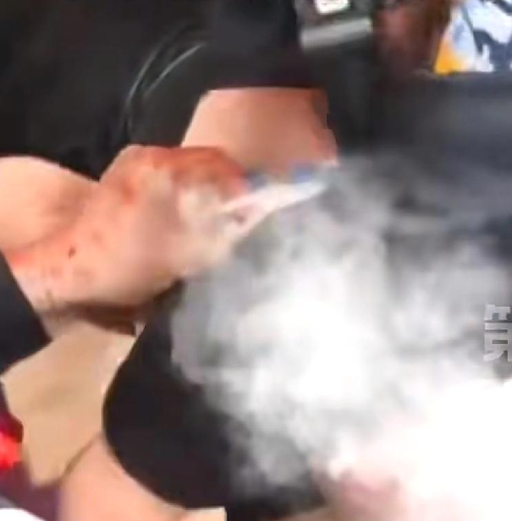 看来以后去哈尔滨旅游，一定要多穿几件衣服了，不然有可能真的回不了家了最近，一位