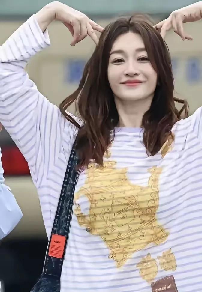 李小冉也太嫩了吧！香芋紫条纹衫+牛仔裤，清新俏皮感拉满✨温柔配色+可爱卡