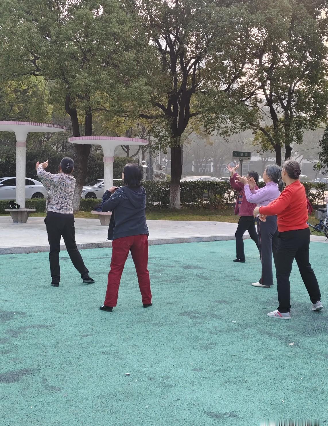 退休金才一千四，咋够花？水电费、菜钱、孩子学费，哪样不要钱？这日子过得紧巴巴