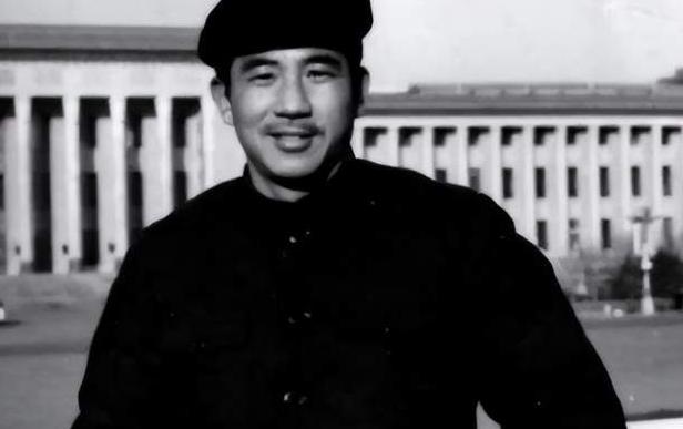 1965年，台湾为一名飞行员举行了葬礼。衣冠冢，蒋经国亲自主持，妻子哭成泪人