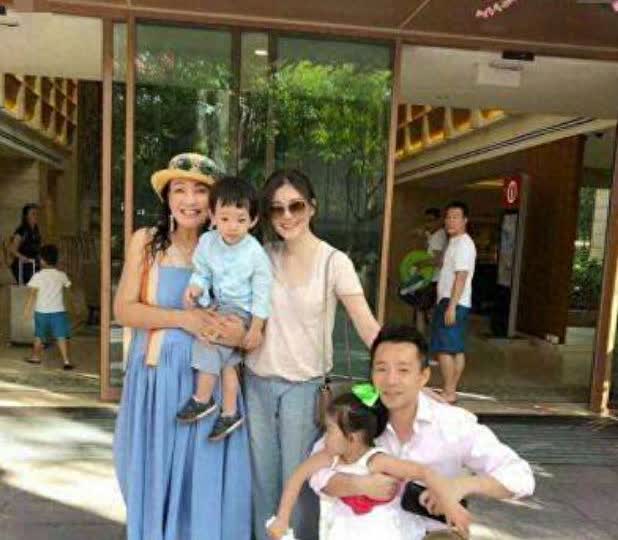 大S是一个傻女人。她那么小就进入娱乐圈，她的妈把女儿当摇钱树，她