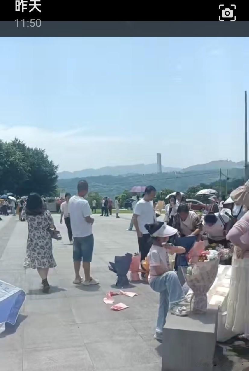 最近很开心的一件事昨天是中考最后一天，去接孩子时，看到校门口一幕给我惊呆了，有家