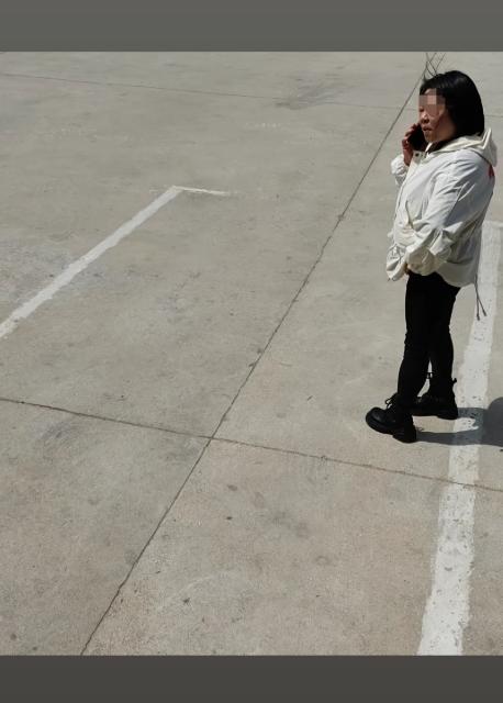 4月7日，山东淄博。一女子到私人店铺里上厕所被拒后，以拨打12345市政热线相威