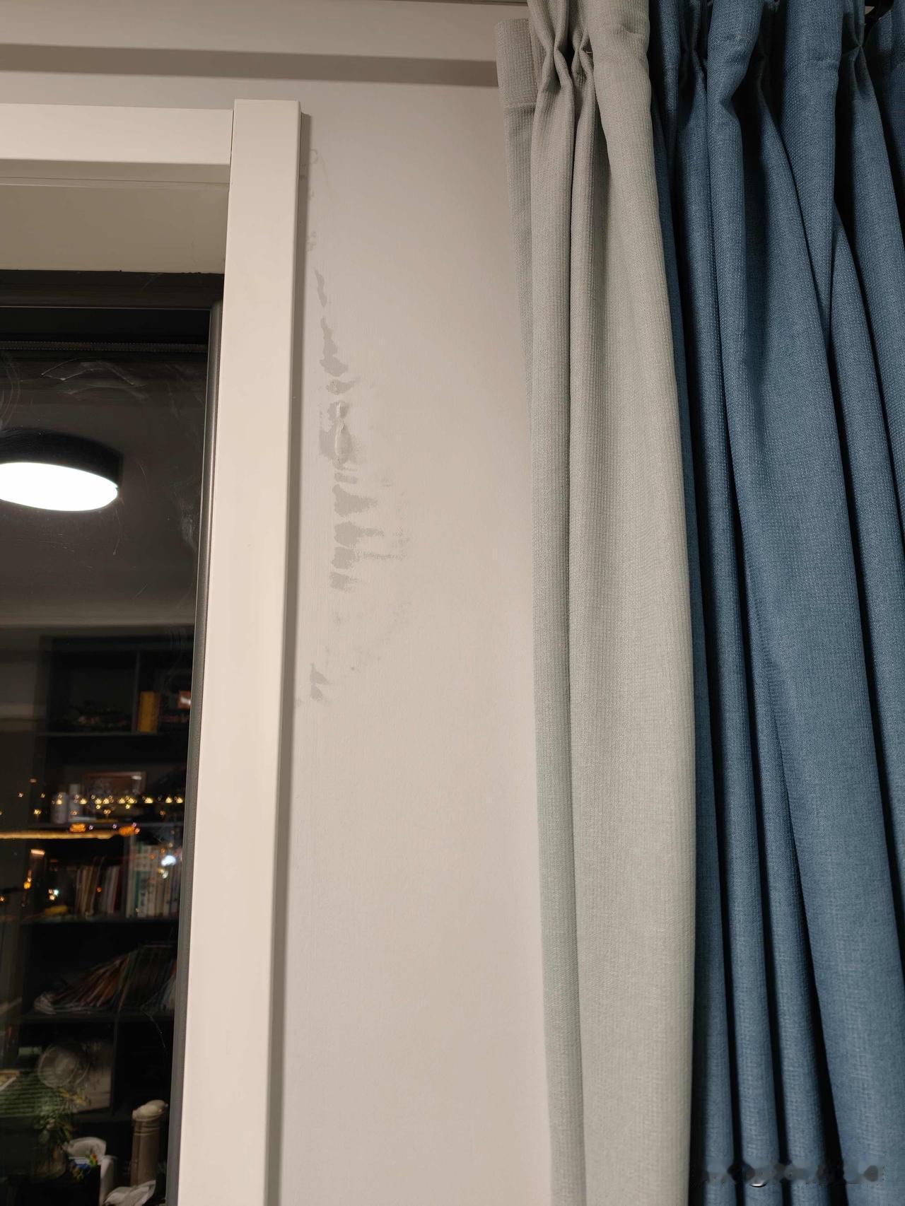 楼上一开地暖我家窗户四周就这样楼上只要一开地暖我家窗户就是这样，已经起皮了。