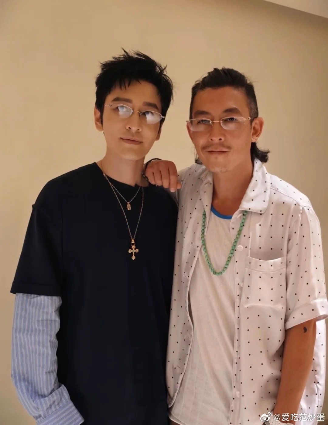 48岁的黄晓明和45岁的陈冠希同框明明黄晓明比他大三岁却看起来像陈冠希的儿子​
