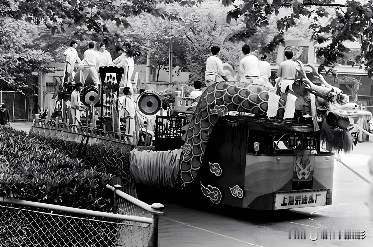 1986年5月1日，上海文化广场外“劳模表彰大会”的庆贺彩车（左图）；198