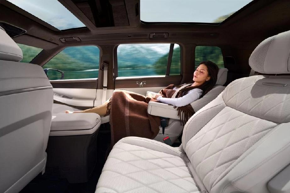 大众9X预售发布，32.98万的旗舰请柬，展厅中央，ID.ERA9X的星舰灰车