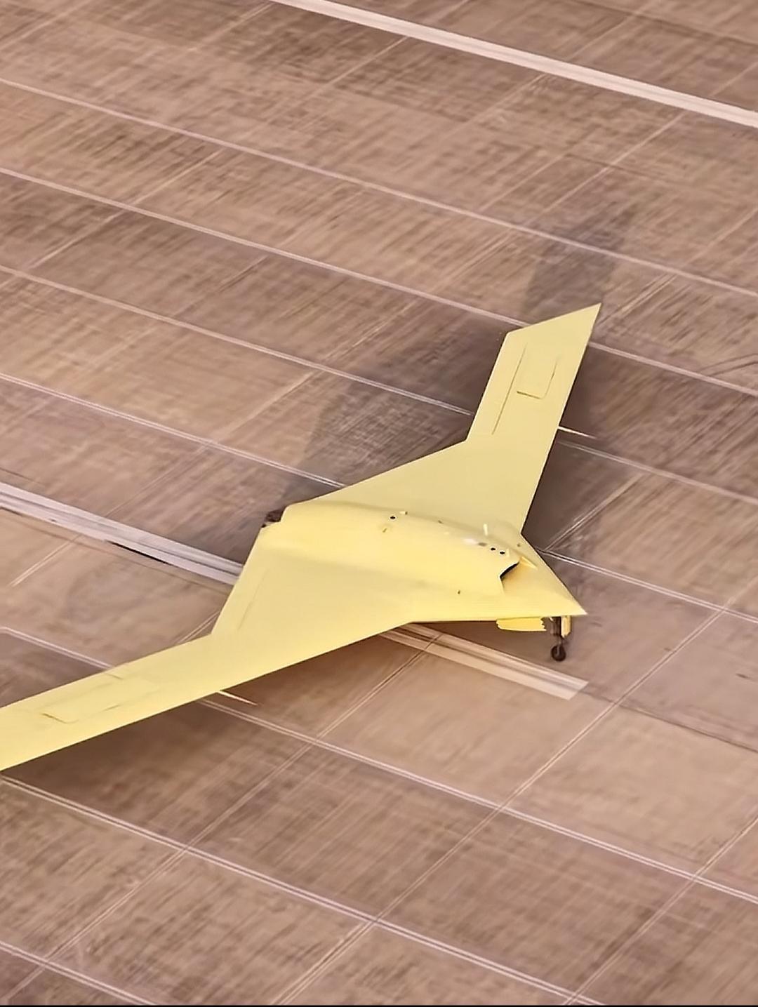 别盼轰20了！中国“彩虹旗”首飞炸场，11000公里航程碾压，美军B2都慌了！