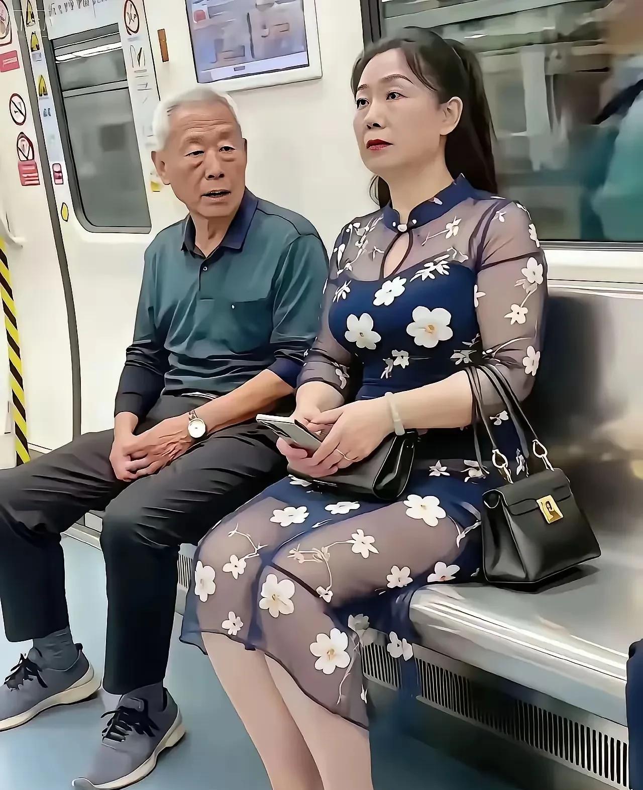 老大爷盯着美女看，看得人心里发慌。怪老大爷没眼色？还是怪美女穿的好看呢？在列车