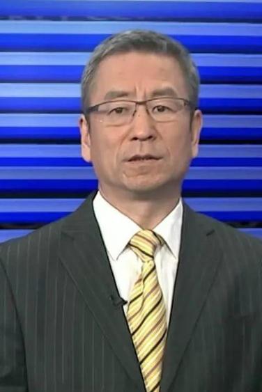 央视一哥白岩松，病痛折磨让他暴瘦50斤，连续四五个月几乎每晚睡不着，跟妻子靠纸笔