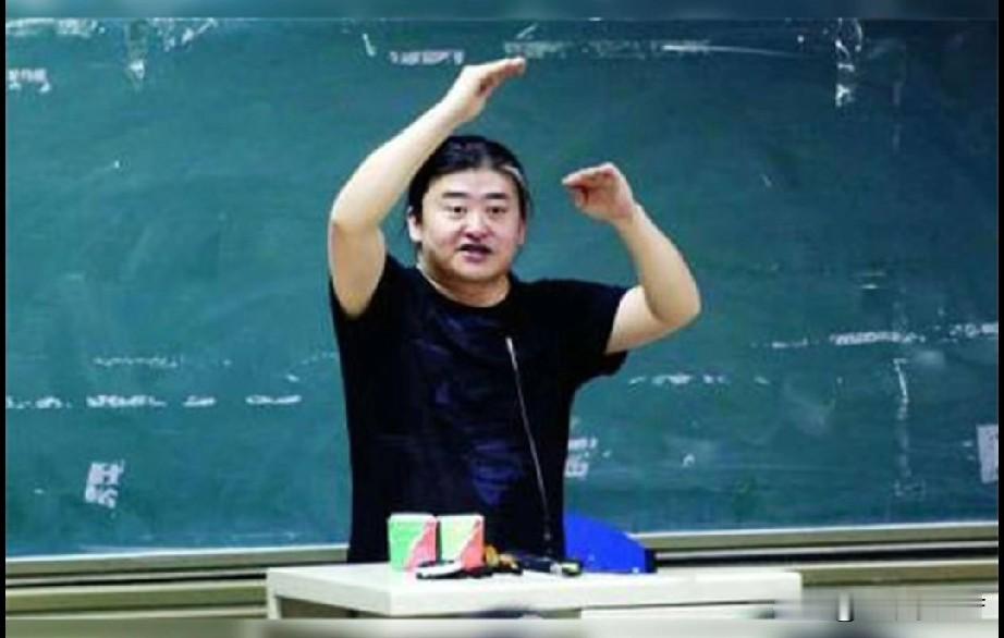 我一直觉得“副””的不一定比“正”的含金量低，刘欢在对外经济贸易大学教书32年，课堂上座无虚席，一堂