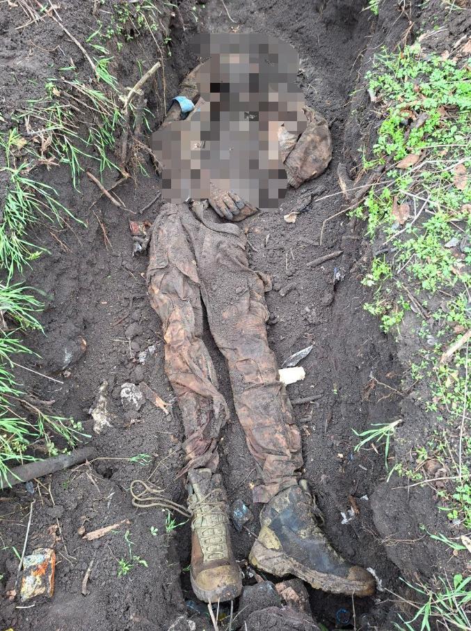 一双漂亮的北约军靴也没能救下这名被乌克兰武装部队的乌克兰士兵，他被俄罗斯军队发现