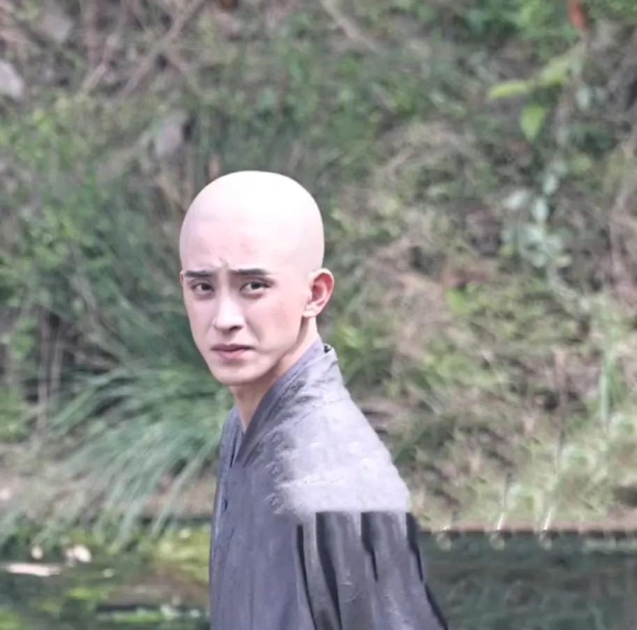 敖瑞鹏新剧这个光头造型怎么样？！好像本身的头发有点长，所以头套带上去后，看上