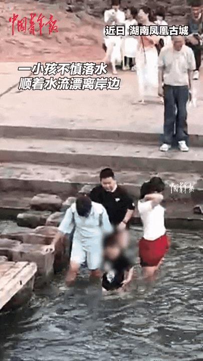 “这外国女人火到人民日报了！”湖南，爷爷带孙子去河边玩，结果，男孩不慎掉入水中，
