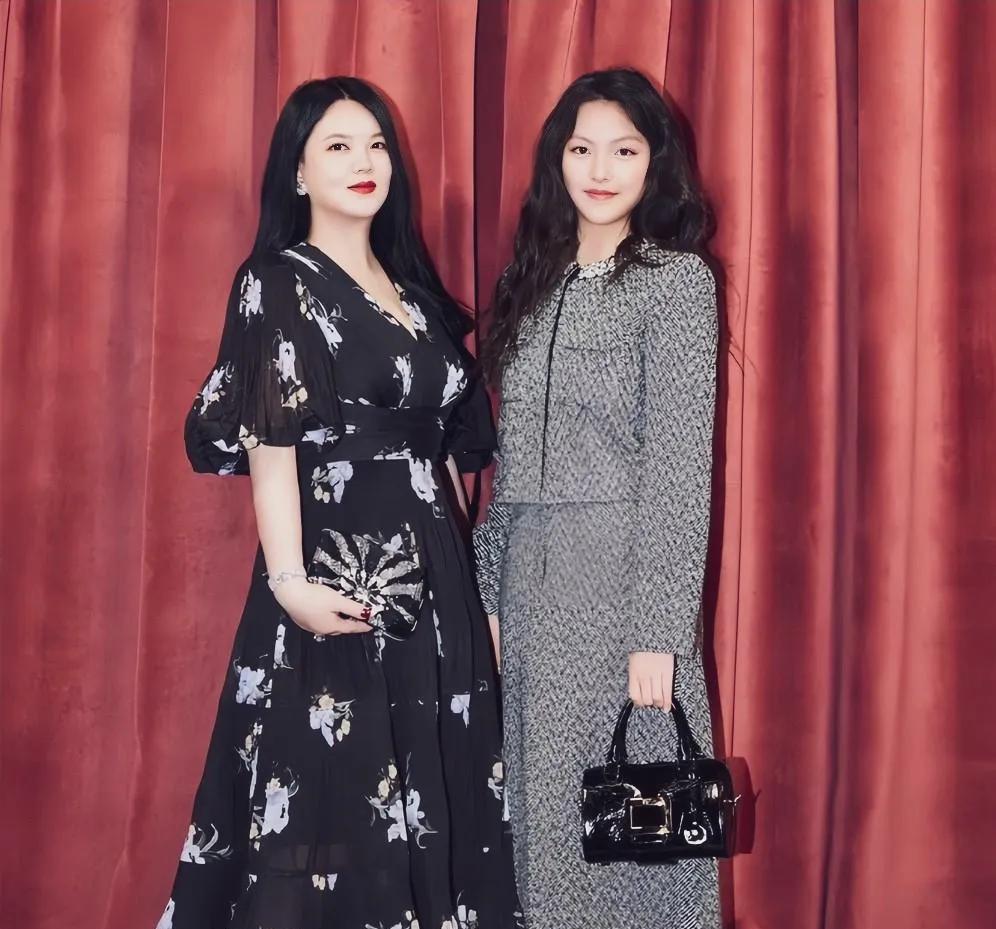 李湘的女儿王诗龄已经跟妈妈一样高了，从两个人的合影看，妈妈姿态傲娇，一副老娘我最