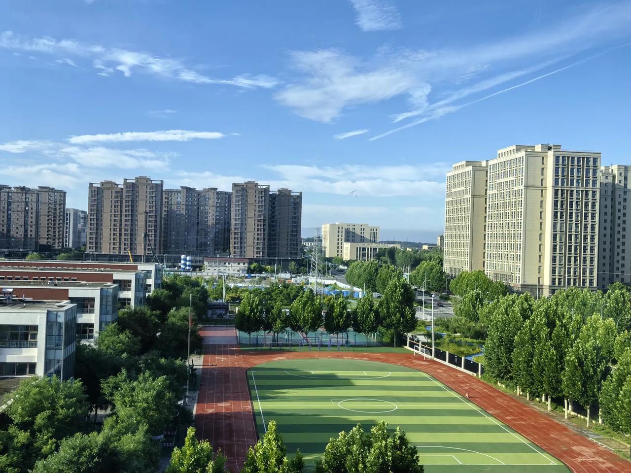 分享一下你随手拍下的照片楼前绿茵操场