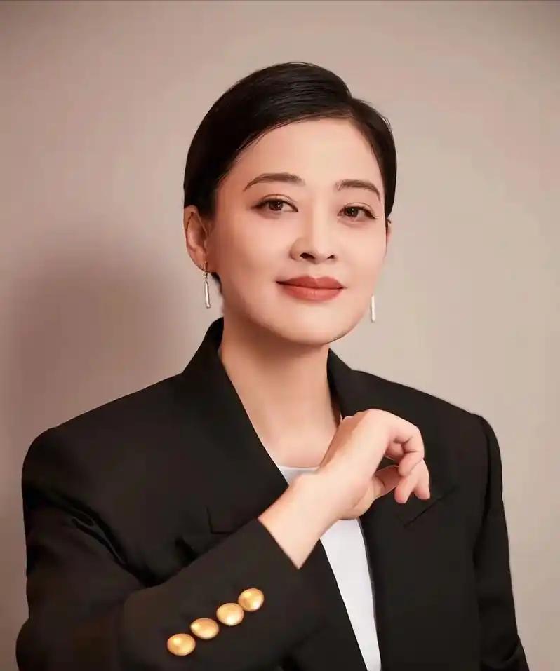 2007年，梅婷正式与鄢颇离婚，那一年她才32岁，却用整整400万，给自己买了人