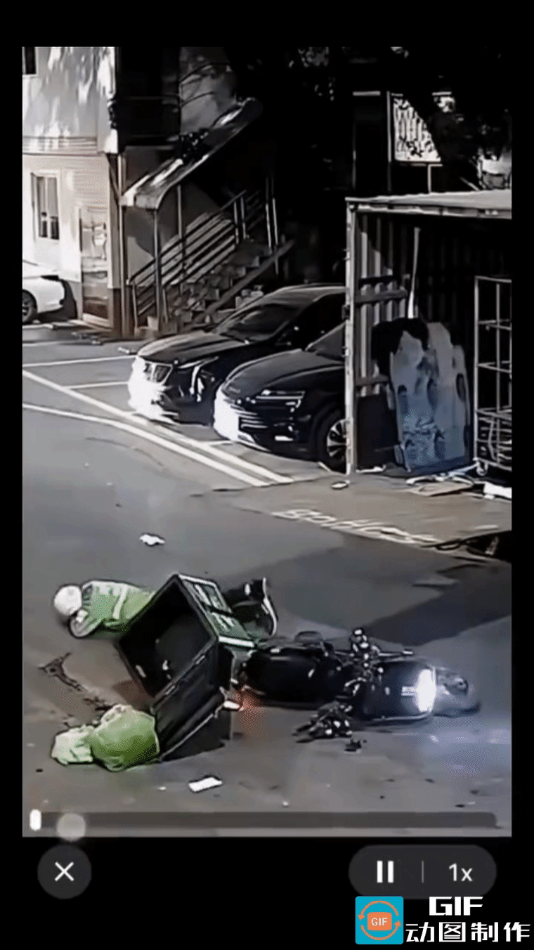 刚开始没有看清楚，不明白外卖小哥行驶到这里，为什么会突然倒下去，就像是被一把无形