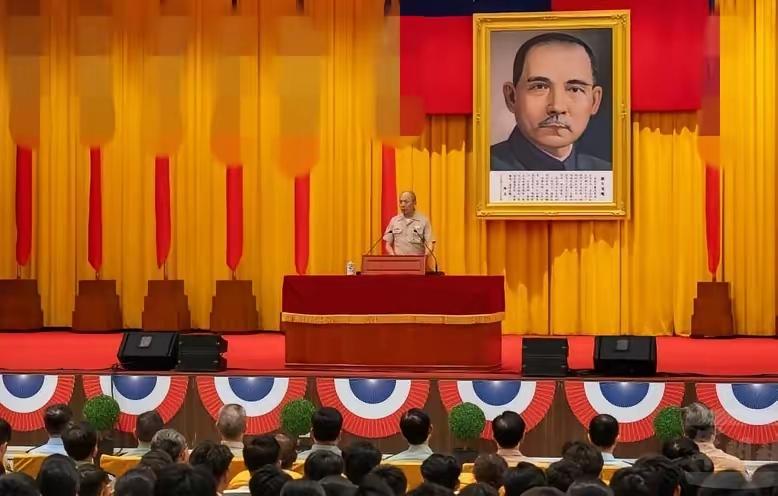 这是台军恢复“反共教育”，这是赖清德的“两岸互不隶属”，“大陆是敌对的一方”的具