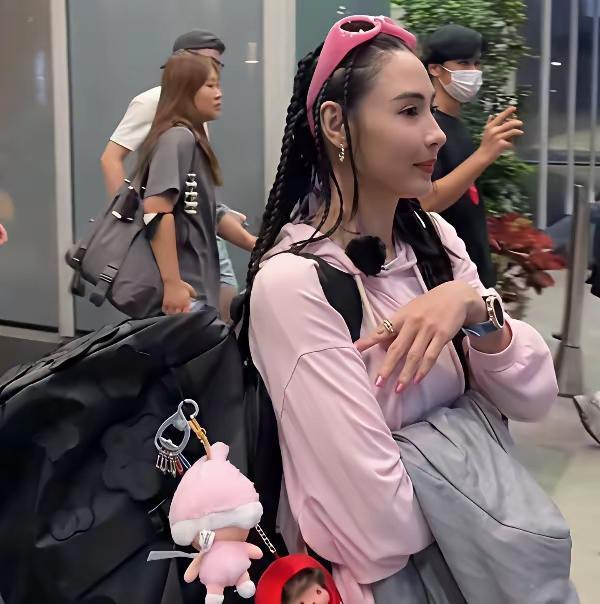 Ai是懂阴阳怪气的，在张女士变脸的内容下，它提示大家“45万幼态脸整容两