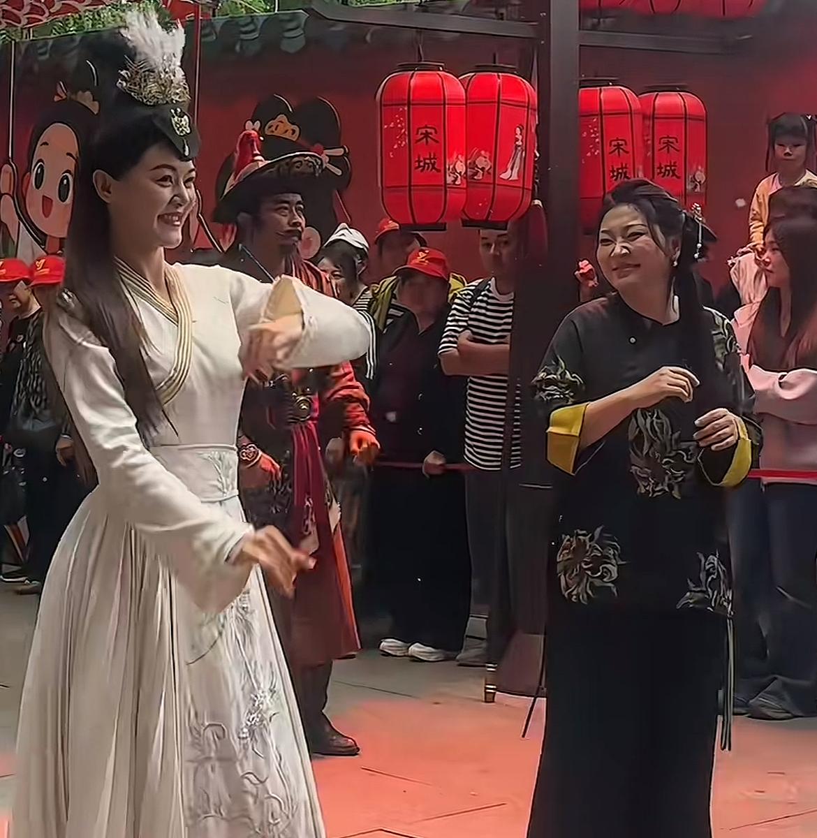 王暖暖公开事发全过程，原来当时她仍然在商演，难道说她的过度劳累与其本身没有关系，