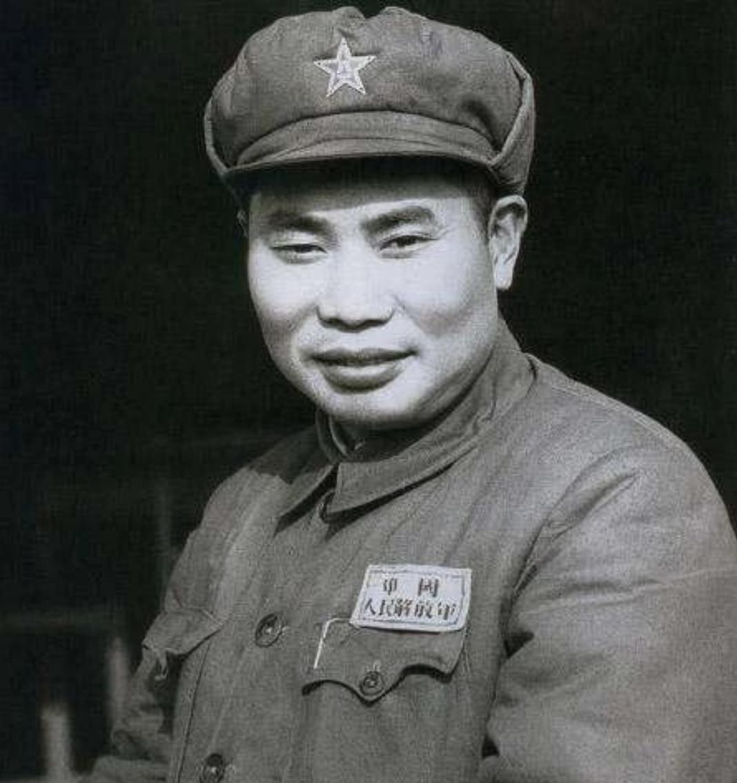 1973年，杨得志将军走进一间破屋子，看见床上躺着个瘦得皮包骨的老头。旁边干部