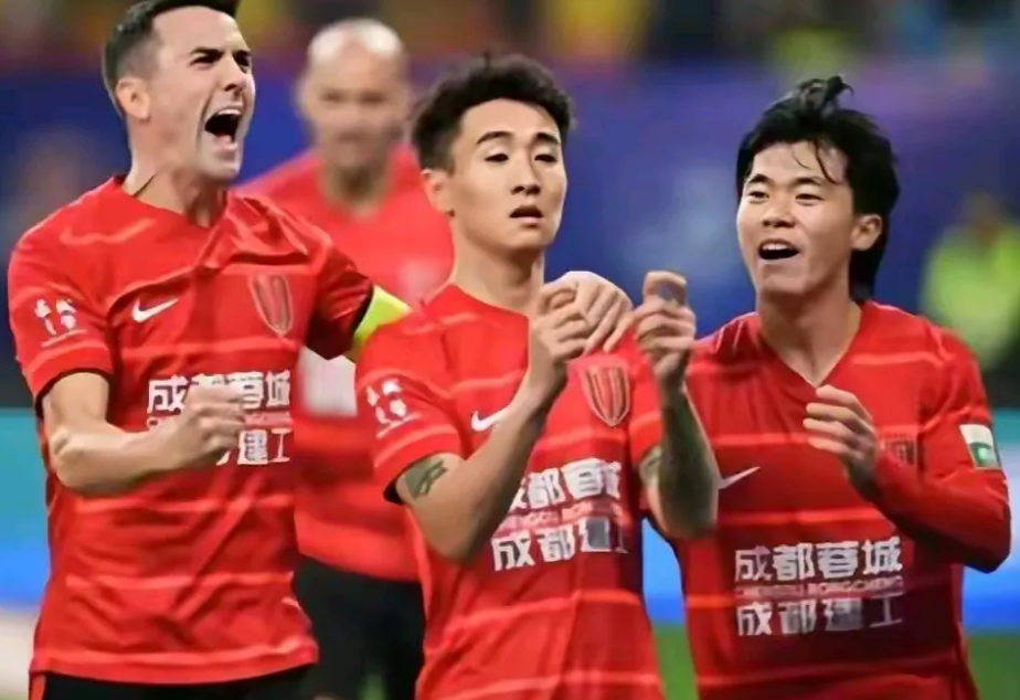 今年成都蓉城能进前五就挺不错了，毕竟该赢下的比赛没拿下，就目前表现来看，争冠确实