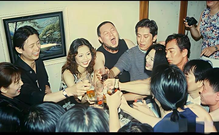 一张90年代的老照片，毛宁、江珊、火风、甘萍、程前等人相聚的画面。那个年代的