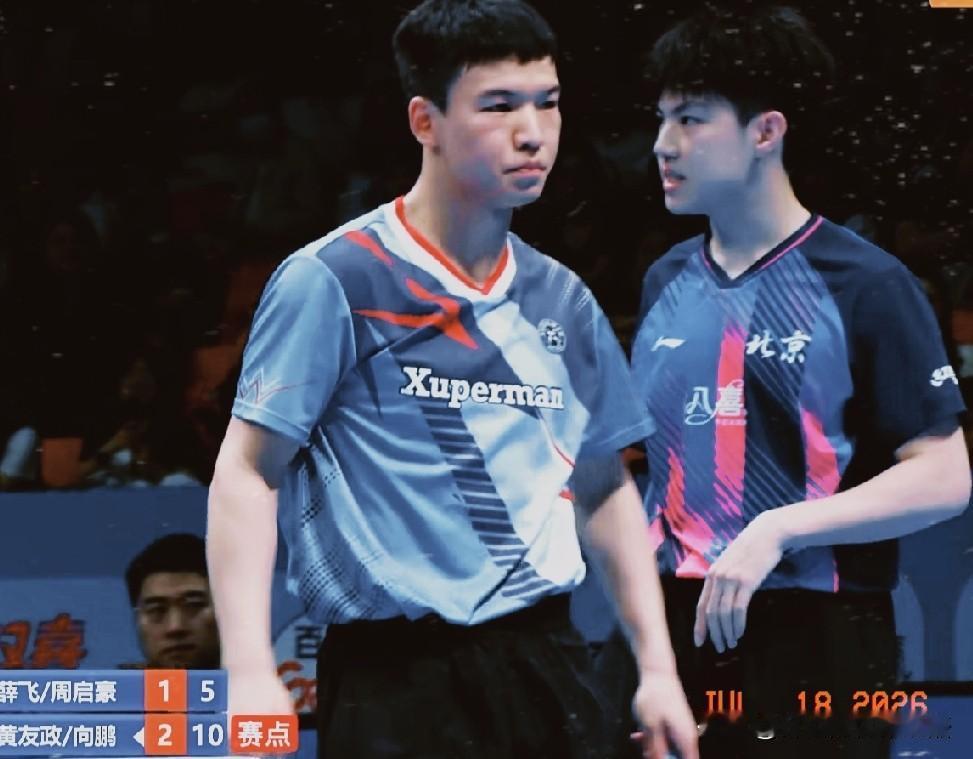 向鹏混双输了就专注男双，率先晋级男单四强。全锦赛向鹏和黄友政组男双，两个人性格