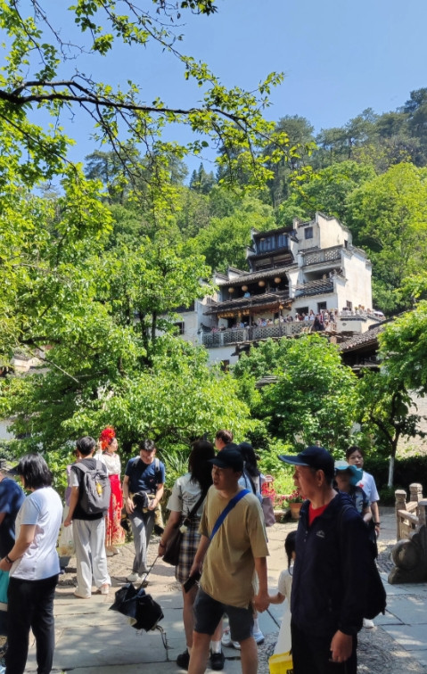 看来五一穷游成为主流湖南，成都，北京，上海等地公布了五一接待数据。四地总接待游