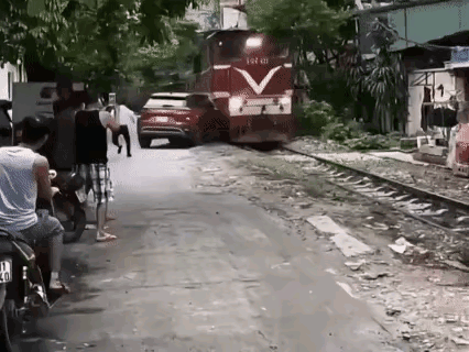 这个人停车停的是真是够蠢的了，居然把车停在了铁路边上，也许这条铁路不经常使用，过