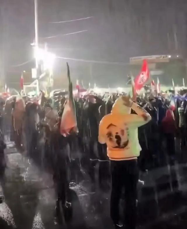 随着伊朗近期连续大雨滂沱，几十年来从未下过如此大的雨，内贾德2012年提出的“偷