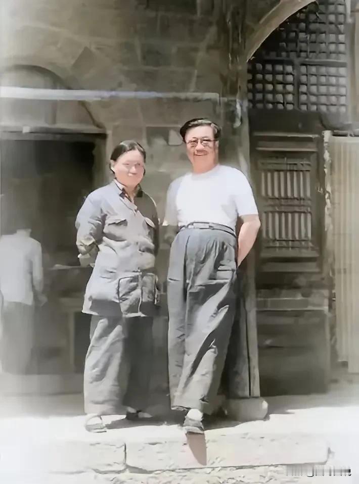 抗战时期，李克农与夫人赵瑛在延安的合影，如果单单看照片，你能想到他会是“特工之王