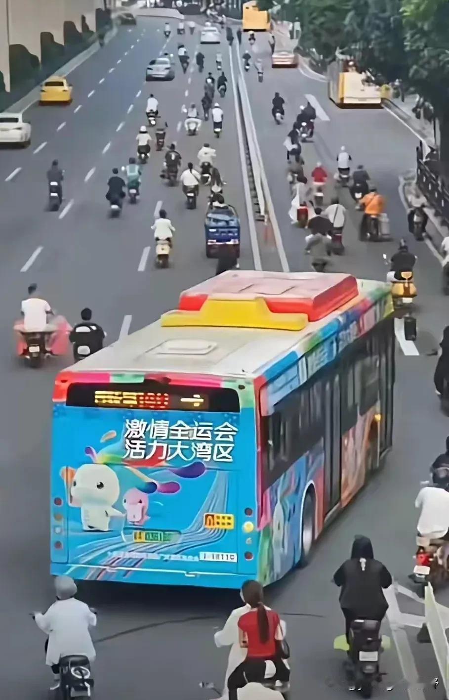 电动车流之中的广州公交。广州公交这几年客流明显下降,除了地铁开通之外,就是越来越