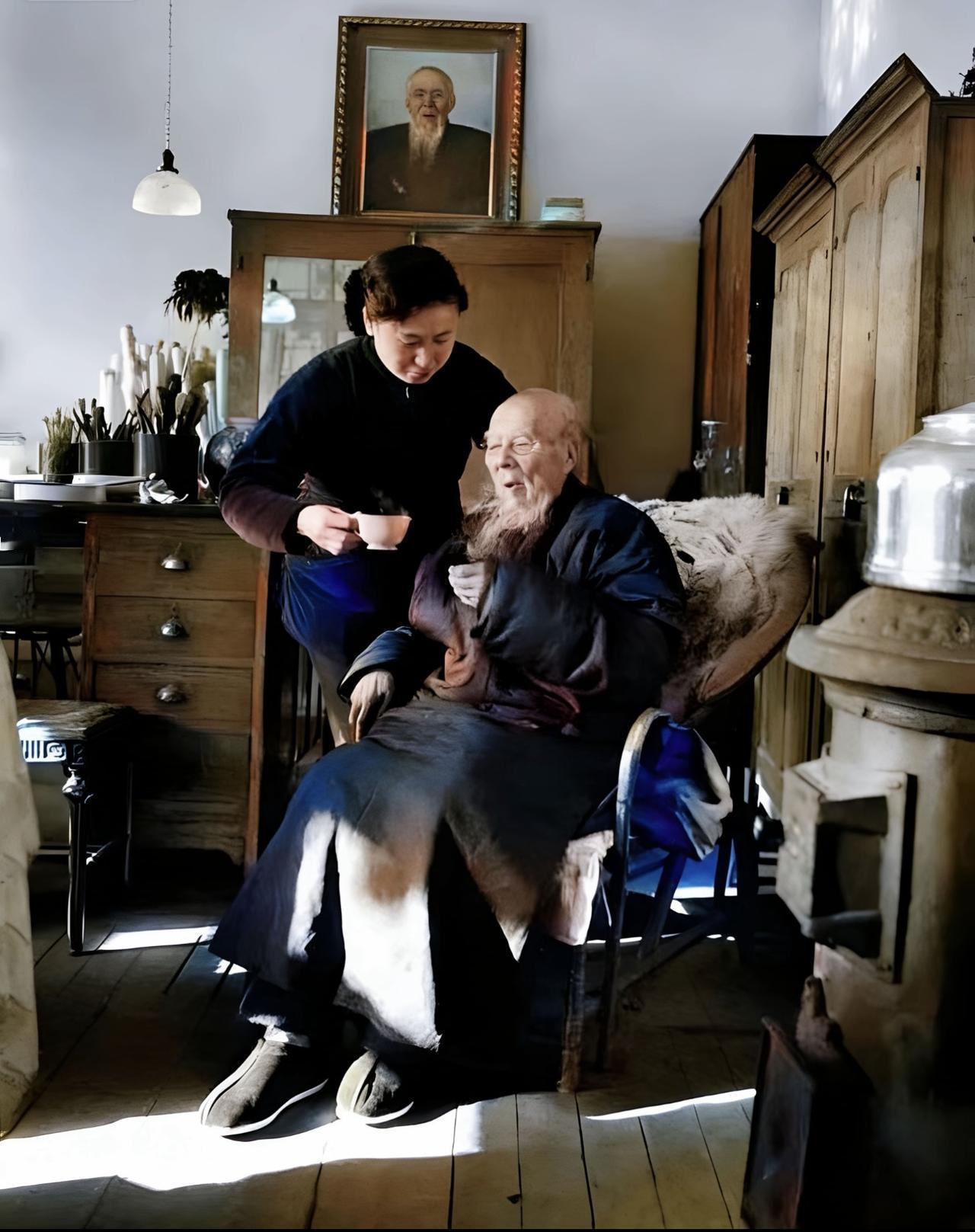 下图是齐白石93岁在家中的一张抓拍图，看得出来，此时正值冬日，他的家中取暖设备已