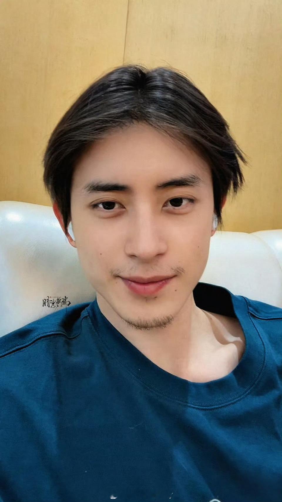 敖瑞鹏直播，素颜直播太有节目了[笑着哭]​​​
