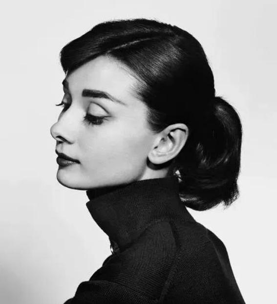 1993年，奥黛丽·赫本在瑞士洛桑医院的病床上，用尽最后力气指向衣柜里那件驼色羊