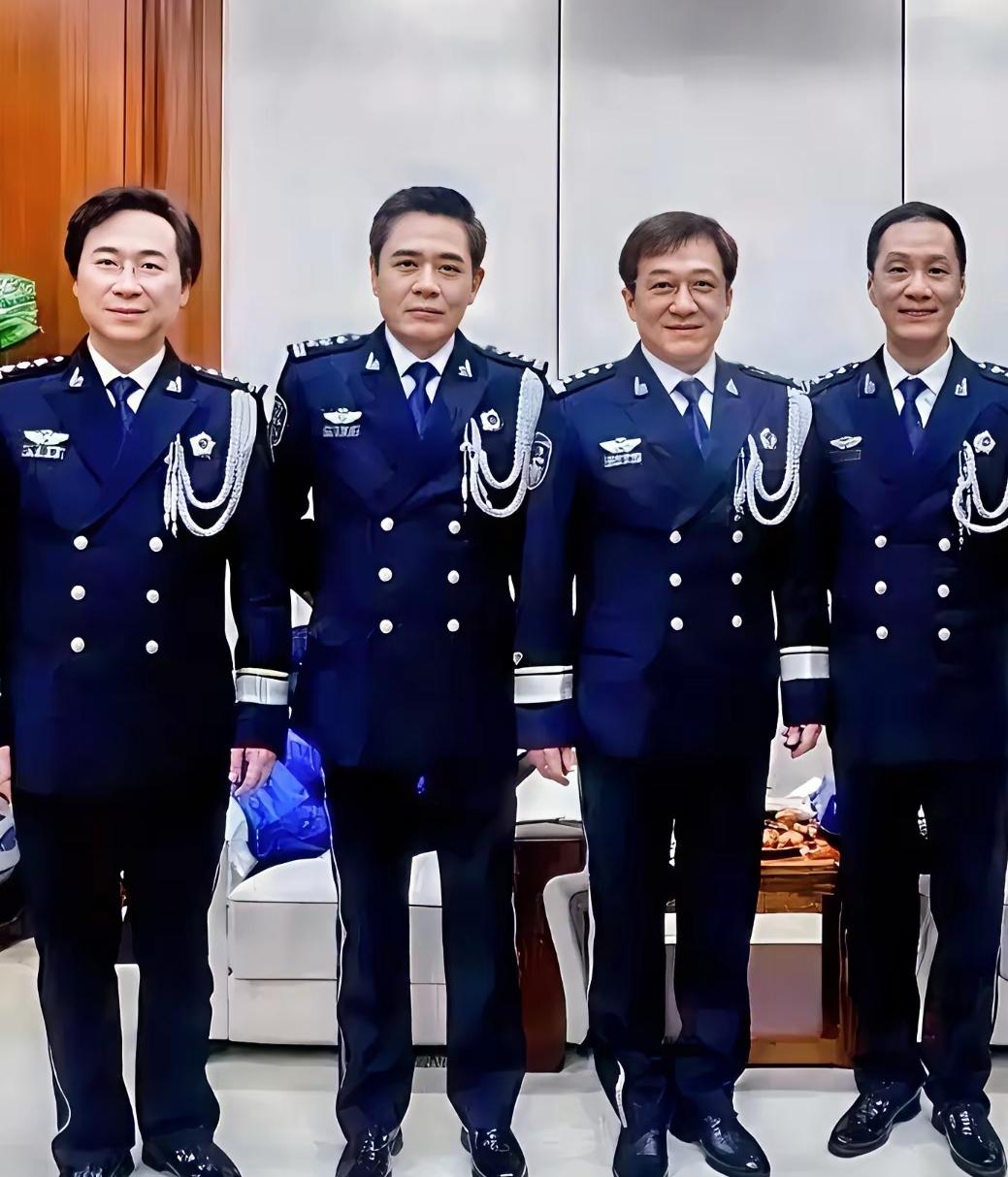 六位都是知名艺术家，谁穿出了这一身警察礼服的精髓，谁穿着最有气质，谁最有警察范儿