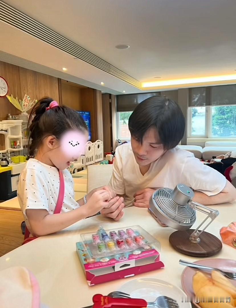 向佐是真的拿女儿没办法！向佐女儿给向佐做美甲，向佐乖乖的坐在那里任凭女儿涂来涂