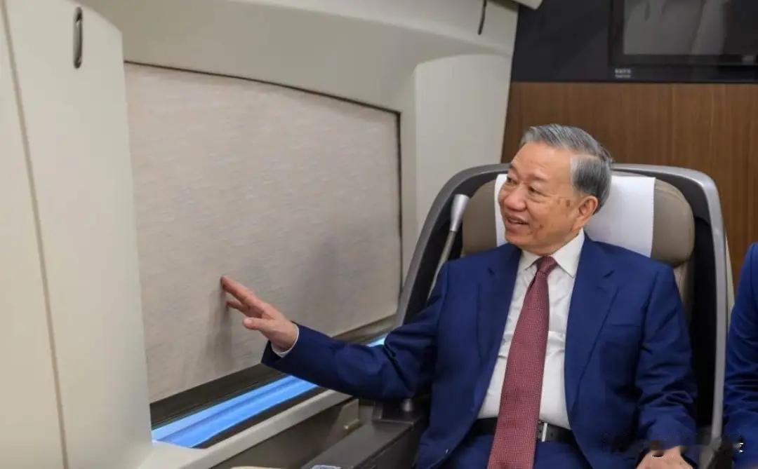 4月15日，中方与到访的越南主席苏林举行了会谈。从现场的图片来看，这应该是今年以