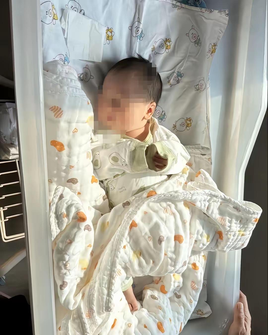 医院一名孕妇生了个男孩，婴儿没呼吸，拍来拍去不哭，主产医师都要放弃了，实习的女护