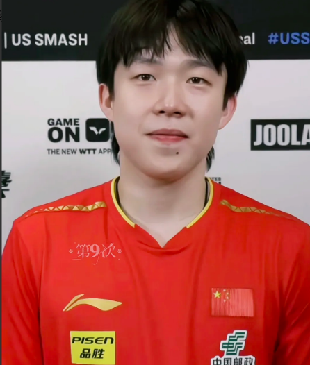 给自己打爽了吧对着镜头笑得那么可爱小狼尾都要翘起来啦头哥还是那么喜