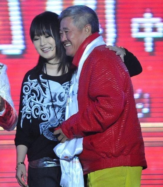 一次，赵本山和前妻生的大女儿赵玉芳来家中探望，赵本山的老婆马丽娟表现冷漠，一句话