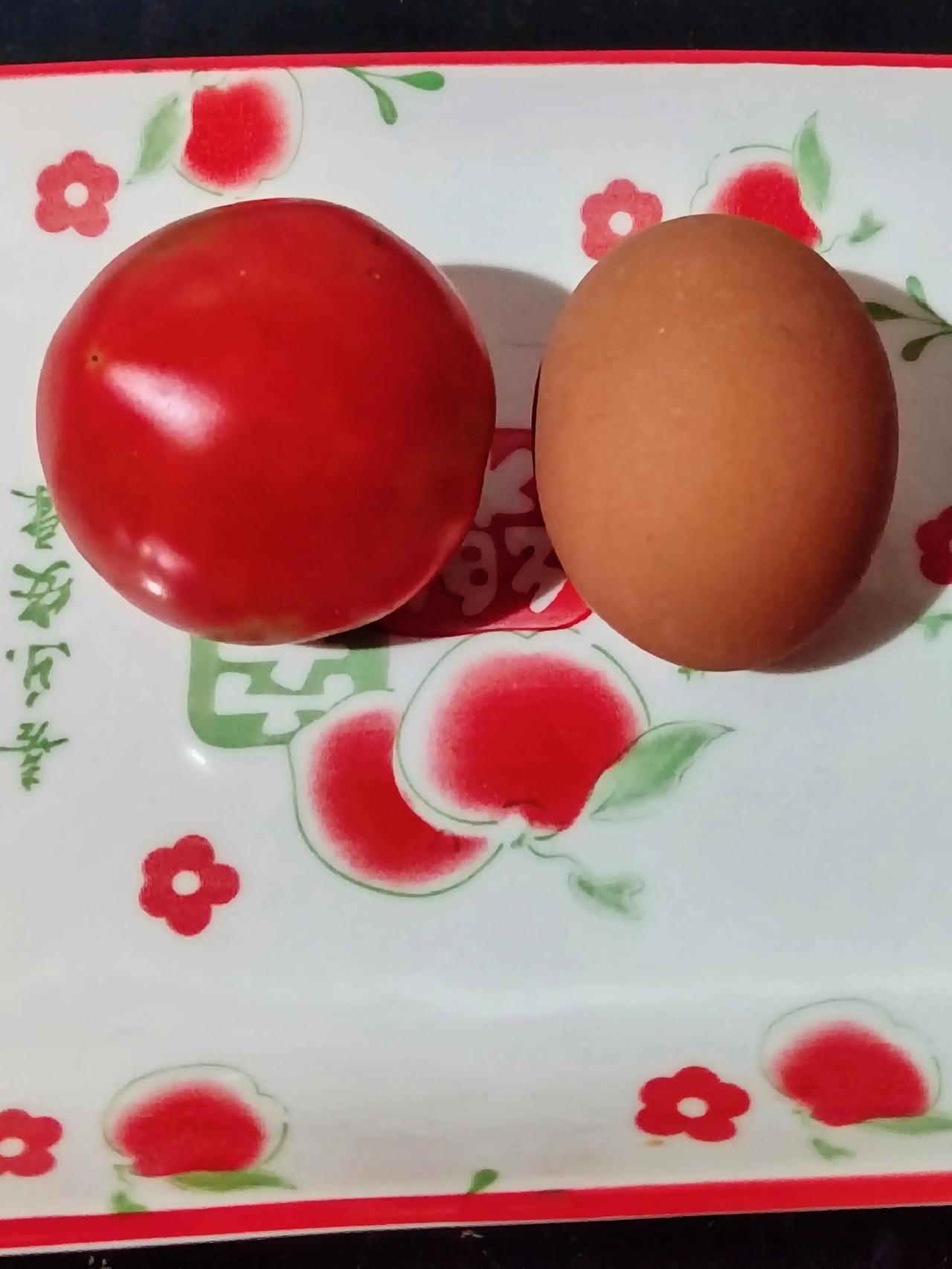 有人说现在的鸡蛋都快配不上西红柿了。昨天上午我到菜市场上花了15块钱买了二斤西