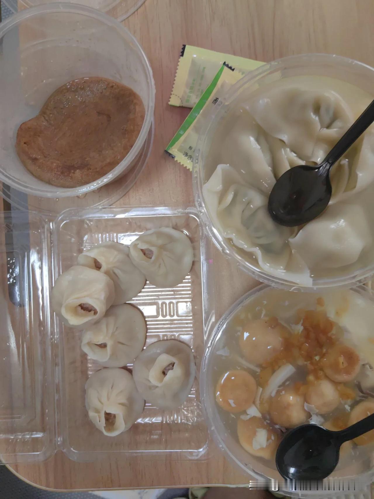 一份鸡汤大馄饨，一块素鸡，用券之后5.8元；一份加蟹小笼包，一份豆腐汤用券之后6