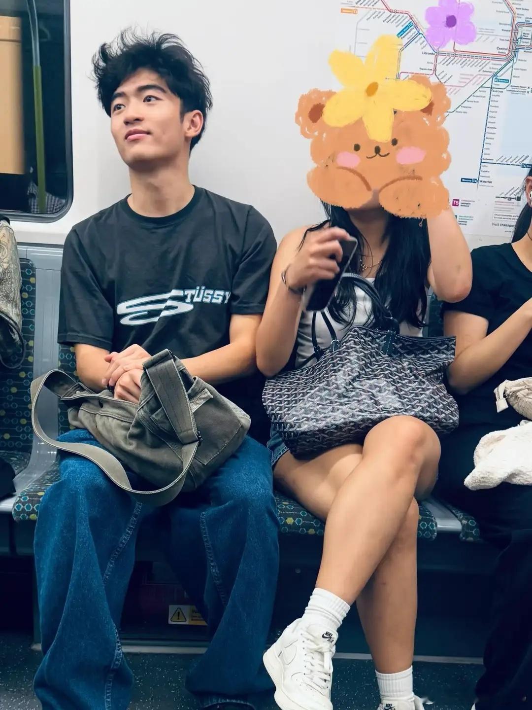 偶遇张柏芝大儿子和女生搭地铁，Lucas满脸宠溺笑容看她，很亲密！