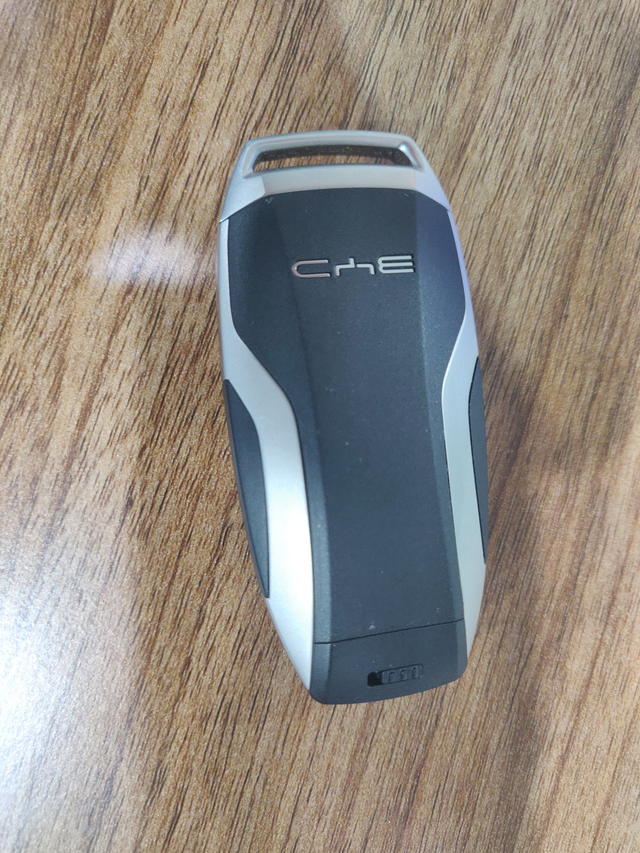 原来宋Plus是没有机械钥匙的吗无聊把玩钥匙，看看机械钥匙，没想到拔不出来，看