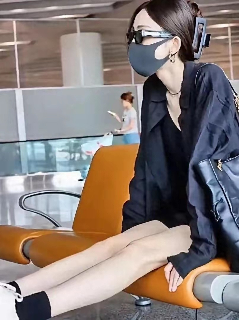 娜扎瘦成纸片人了有网友在机场偶遇热巴，四肢纤细犹如竹杆，纤细的身材薄如纸片，仿佛